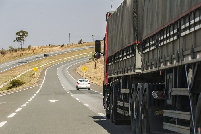 Caminhão que transportar produto da cesta básica poderá ter desconto em pedágio