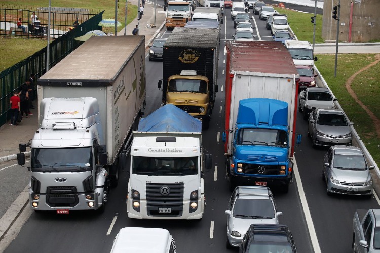 Contratação do seguro de cargas pelo transportador vai diminuir preço de alimentos no Brasil