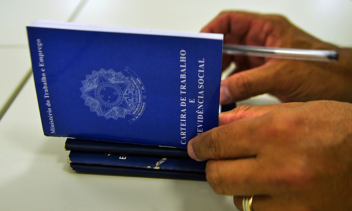 Brasil gera mais 190 mil postos com carteira assinada em outubro