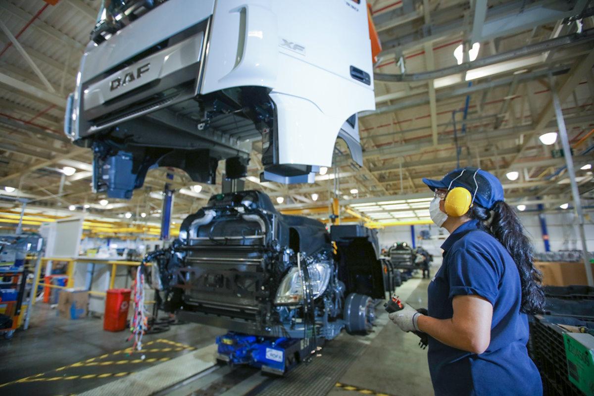 Produção de caminhões acumula queda de 37% em 2023