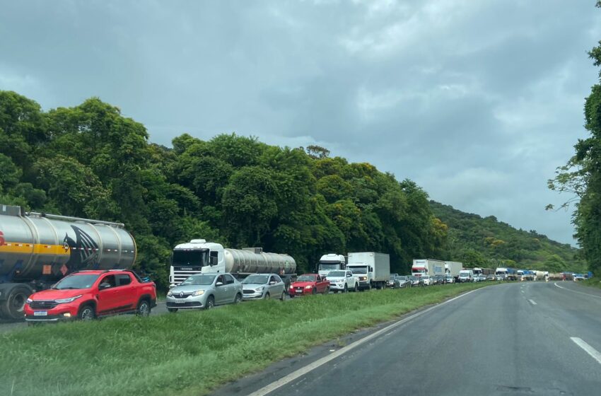Transporte de carga bloqueia totalmente BR-277