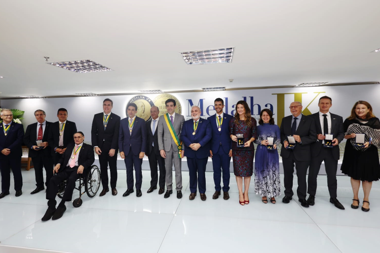 Em cerimônia na CNT, ministro Bruno Dantas, presidente do TCU, recebe honraria máxima da Medalha JK