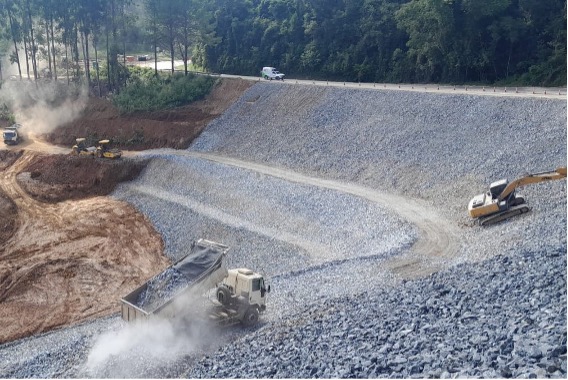 DER/PR segue recuperando rodovia de Rio Branco do Sul atingida pelas fortes chuvas